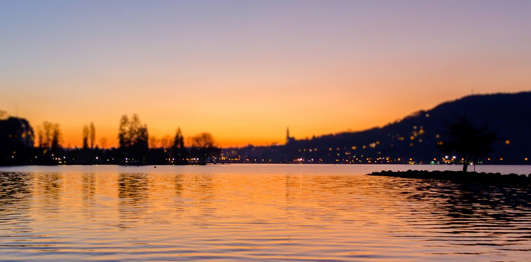 Le lac d'Annecy et la ville de nuit